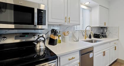 Elegant 2-bedroom townhome in Central Tucson with WiFi, AC