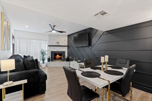 Elegant 2-bedroom townhome in Central Tucson with WiFi, AC