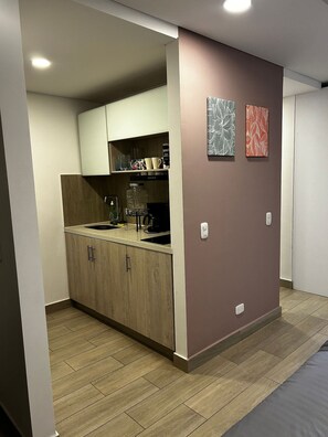 Apartment | Private kitchen | Full-size fridge, espresso maker, cookware/dishes/utensils - Loft Centro Internacional y Terraza 211 (Bogotá)