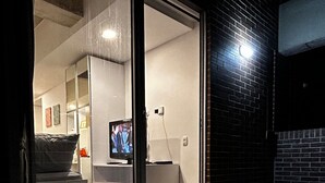 A modern living room with a television, a sofa, and a coffee table. - Loft Centro Internacional y Terraza 211 (Bogotá)