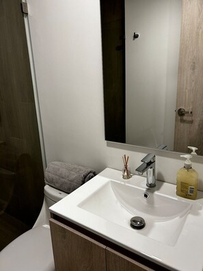 Apartment | Bathroom | Shower, towels, shampoo, toilet paper - Loft Centro Internacional y Terraza 211 (Bogotá)