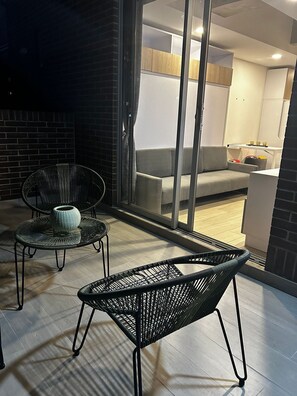 Apartment | Living area | 45-inch TV with digital channels - Loft Centro Internacional y Terraza 211 (Bogotá)