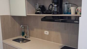 Refrigerador con freezer, cafetera expreso, utensilios de cocina