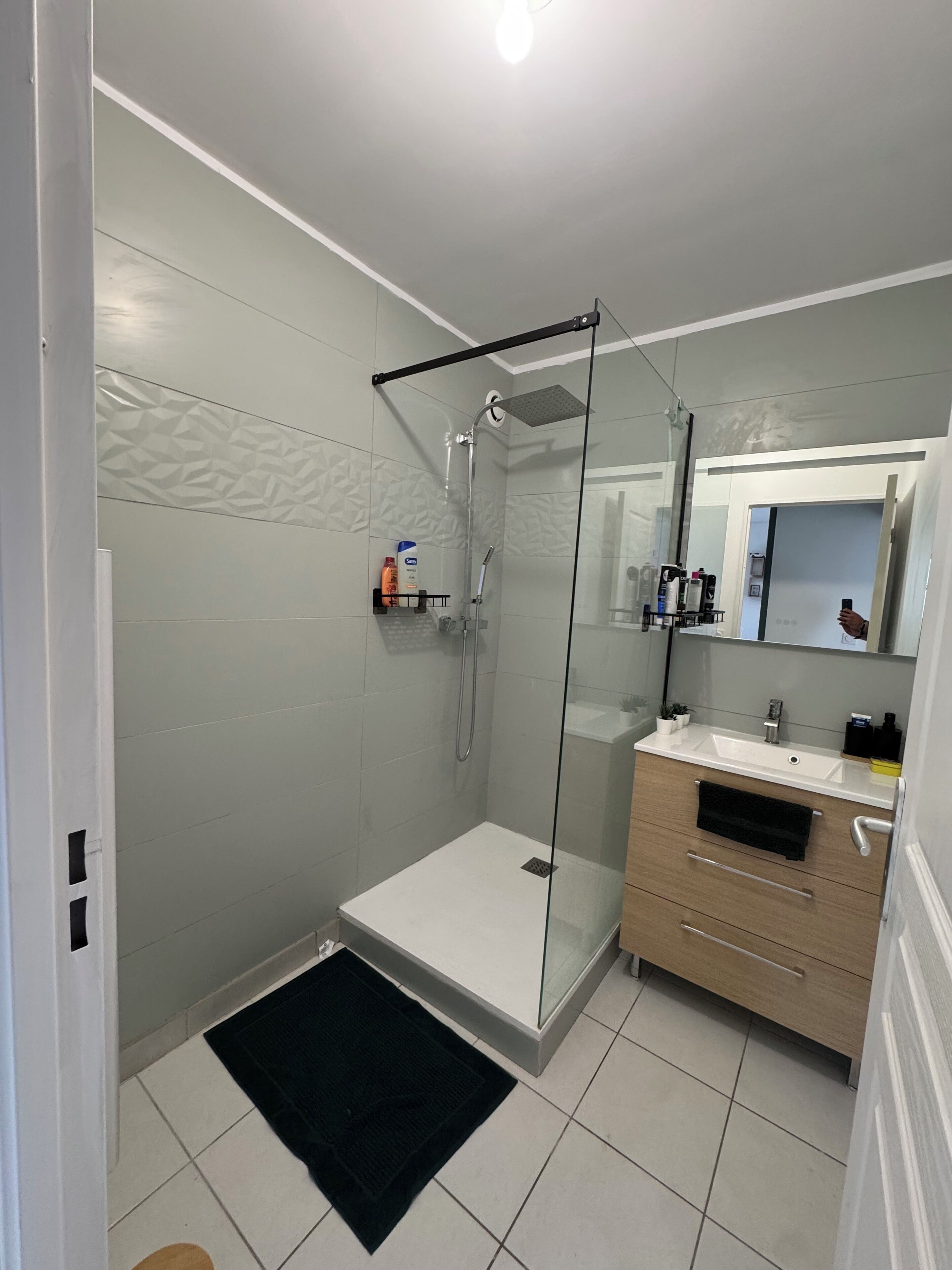 Serviettes fournies, savon, papier toilette