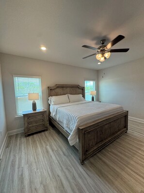 4 室のベッドルーム、WiFi、ベッドシーツ