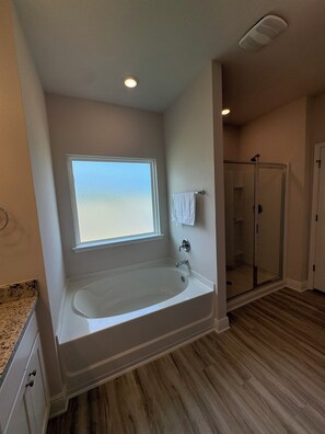 ヘアドライヤー、タオル、石鹸、トイレットペーパー