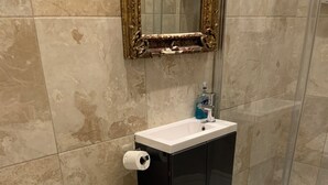 A bathroom with a toilet, sink, and shower. - Perfect Location next to bars & restaurants and 10 mins walk to Bournemouth pier (Bournemouth)
