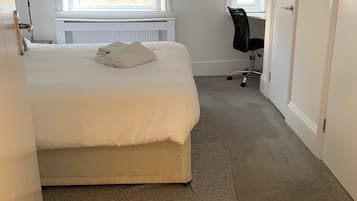 2 habitaciones, tabla de planchar con plancha y cuna de viaje