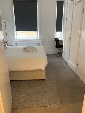 2 habitaciones, tabla de planchar con plancha y cuna de viaje 