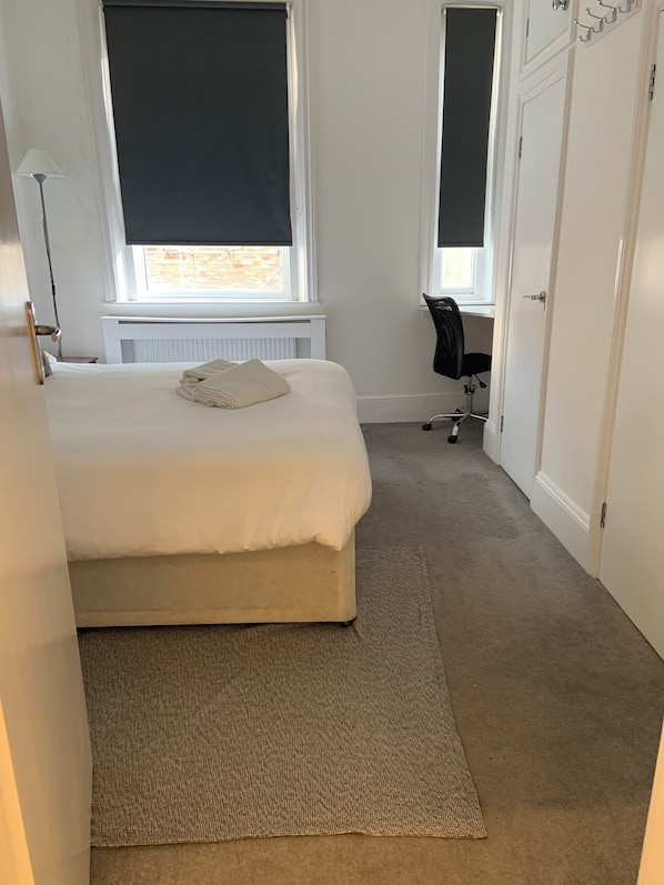 2 habitaciones, tabla de planchar con plancha y cuna de viaje 