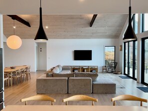 Smart TV, books, stereo