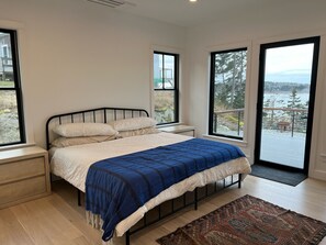 4 bedrooms, desk, iron/ironing board, travel cot - Luxury waterfront property with pier -- wonderful views and sunsets 
 (South Thomaston)