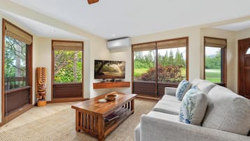 Una televisión, una mesa de tenis de mesa, libros