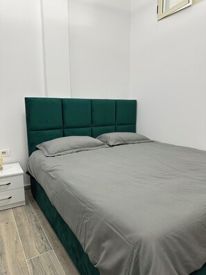 1 bedroom, WiFi, bed sheets - Sister's Apt (Tiranë)