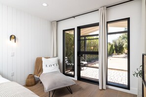 6 habitaciones, tabla de planchar con plancha y cuna de viaje 