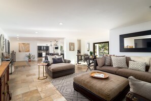 Smart-tv, eldstad och ett bordtennisbord