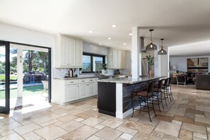 Kylskåp, mikrovågsugn, ugn och spishäll