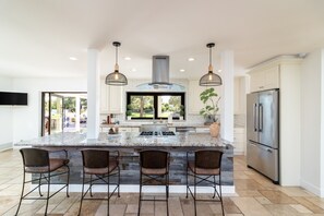 ثلاجة، ميكروويف، فرن، موقد طهي مسطح