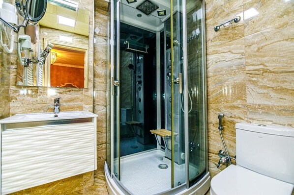 Shower, hair dryer, towels, soap - Central luxuries spacious appartment in Nizami street Torgovi (Baku)