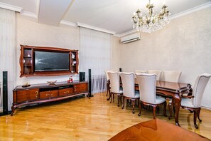 Dining - Central luxuries spacious appartment in Nizami street Torgovi (Baku)