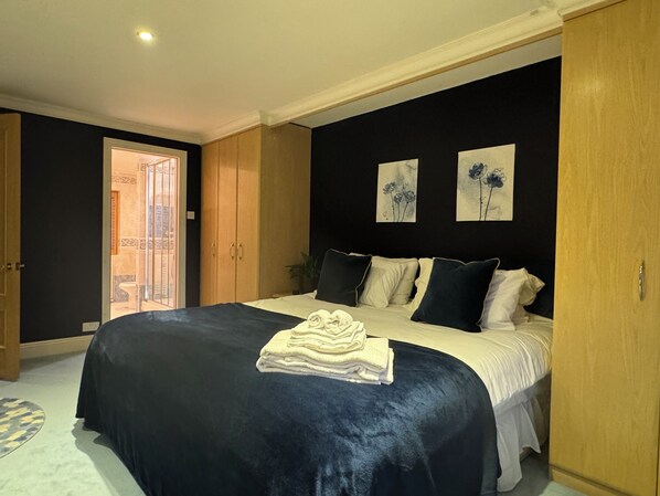 5 bedrooms, desk, iron/ironing board, travel crib