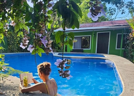 Pool. Casa Mandala, un oasis fresco en la calurosa selva de Tortuguero con wifi y aire