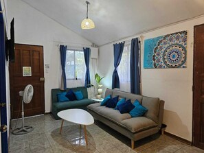 Living area - Casa Mandala, un oasis fresco en la calurosa selva de Tortuguero con wifi y aire (Tortuguero)