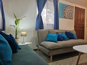 Living area - Casa Mandala, un oasis fresco en la calurosa selva de Tortuguero con wifi y aire (Tortuguero)