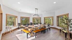 Dining - Lazaj Luxury Lodge — Heated Pool,Hot Tub, Game Room,Sleeps 16 Near Hocking Hills (Logan)