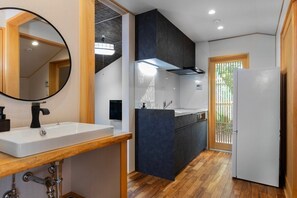 冷蔵庫、電子レンジ、調理器具と食器