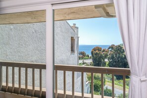 Interior - Malibu 2-bedroom designer furnished condo with AC. Central to everything! (Malibu)