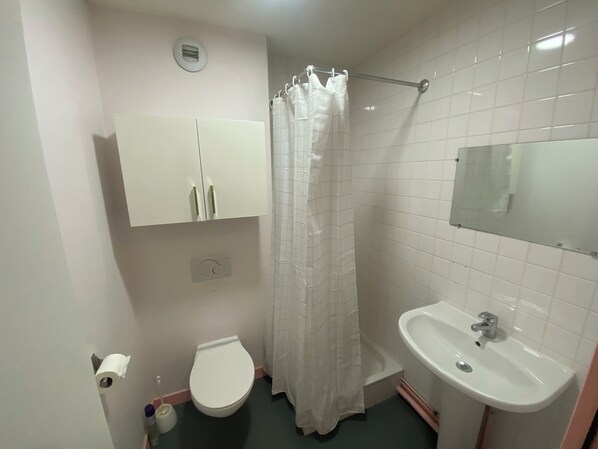 Dusch, handdukar och toalettpapper