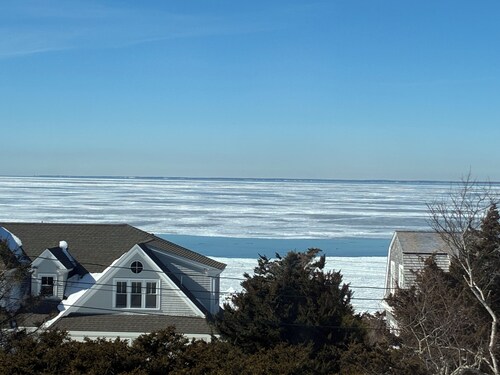 Gorgeous Spacious Victorian Cape Cod Beach View Retreat