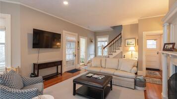 Smart-tv, dvd-spelare, böcker och printers