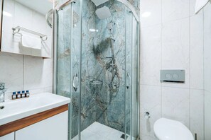 Standard Double Room | Bathroom | Shower, rainfall showerhead, hair dryer, slippers - Mysia Olympos Hotel (Kestel)