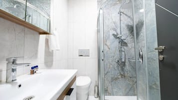 Ducha, cabezal de ducha tipo lluvia, secador de pelo, pantuflas