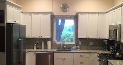 Laurel Lake Luxury 4BR, 4.5 Bath, Ranch on Fox Hollow Estate