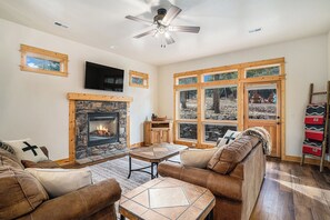 Smart TV, lareira, videogames, mesa de pingue-pongue