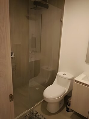 Standard Apartment, Non Smoking, City View | Bathroom | Shower, towels, shampoo, toilet paper - Hermoso Loft con balcón  1028 (Bogotá)