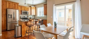 Near Brickhaus Coffee+Dos Hermanos Bakery w/Board Games-Coffee Maker+Microwave