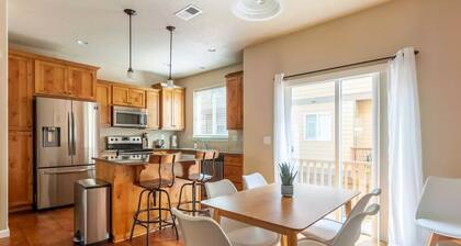 Near Brickhaus Coffee+Dos Hermanos Bakery w/Board Games-Coffee Maker+Microwave