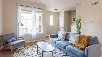 Een smart-tv, een open haard en boeken