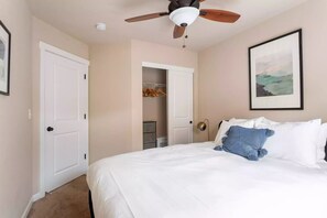 3 habitaciones, escritorio y tabla de planchar con plancha 