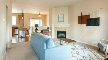 Älytelevisio, takka, kirjoja