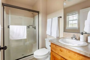 Ducha, secador de pelo, toallas, jabón