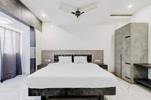 Premium bedding, down duvets, pillow-top beds, minibar - Paradox Plaza Hotel Near Delhi Airport (New Delhi)