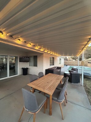 Outdoor dining - Mountain View Retreat•4 Bdrm 3 Bath•2 Master Suites•New Heated Pool & Spa (Mesquite)