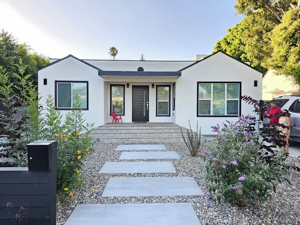Exterior - Charming 2-bedroom house in peaceful neighborhood ✨️ (Los Angeles)