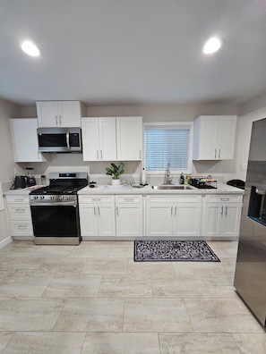 Fridge, microwave, oven, stovetop - Charming 2-bedroom house in peaceful neighborhood ✨️ (Los Angeles)