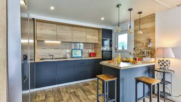 Een koelkast, een microgolfoven, een oven, een vaatwasser